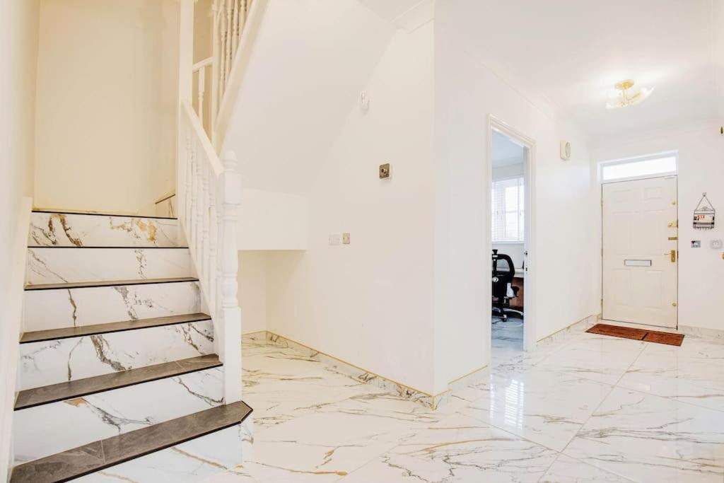 Modern 5 Bedroom House With Free Parking. Only 30 Mins To Bond Street Stanmore  Zewnętrze zdjęcie