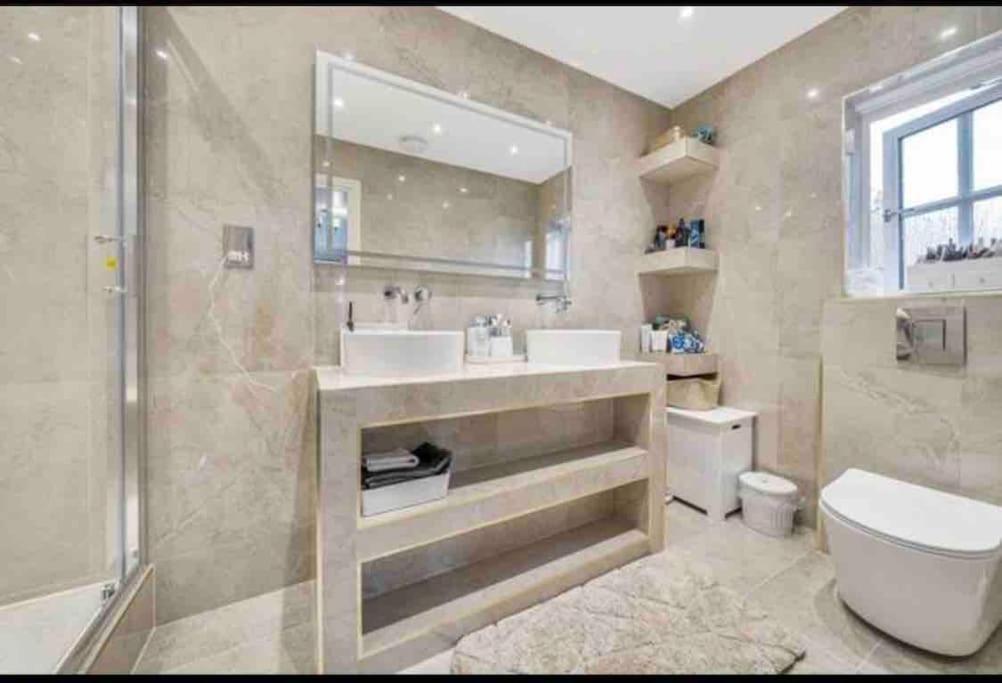 Modern 5 Bedroom House With Free Parking. Only 30 Mins To Bond Street Stanmore  Zewnętrze zdjęcie