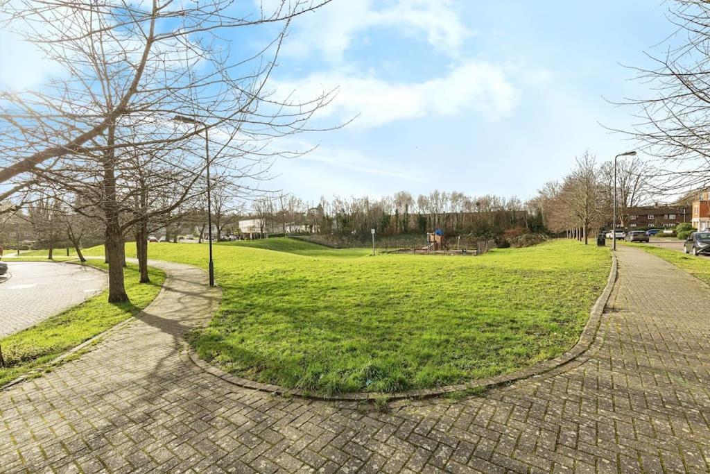 Modern 5 Bedroom House With Free Parking. Only 30 Mins To Bond Street Stanmore  Zewnętrze zdjęcie